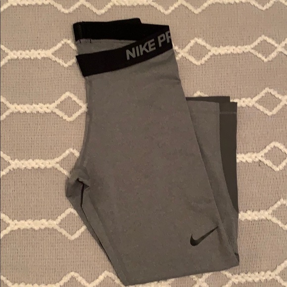 Women’s Nike Pro Capri workout leggings - Picture 2 of 4